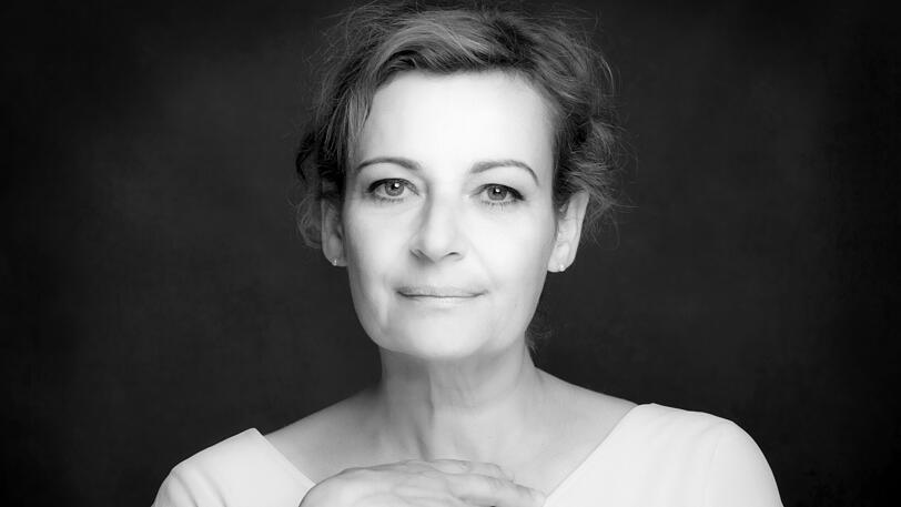 Schauspielerin Lilly Forgách hat am 8. Dezember ihre Augen für immer geschlossen. Nach einem Hirnschlag lag sie zuvor mehrere Wochen im Koma. Sie wurde 58 Jahre alt.