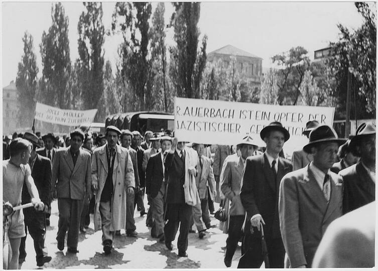 Ein Trauermarsch für Auerbach nach dessen Tod wird auch zu einer Demonstration.