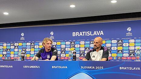 Weiter hoch im Kurs beim FC Bayern: Nick Woltemade (l).