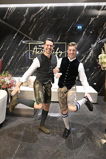 Üben einen Schuhplattler: Dr. Rick und Dr. Nick