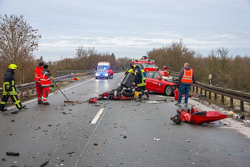 Tragischer Unfall bei Marktsteft im Landkreis Kitzingen: Ein Feuerwehrmann verunglückt auf der Rückfahrt von einem Einsatz.