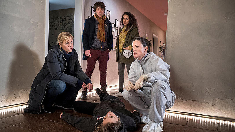 "SOKO Leipzig: Die Königin vom Schwanenteich" (v.l.): Ina Zimmermann (Melanie Marschke), Tom Kowalski (Steffen Schroeder), Kim Nowak (Amy Mußul) und Dr. Stein (Judith Sehrbrock) begutachten den Tatort