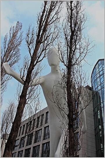 Riesig: der Walking Man.