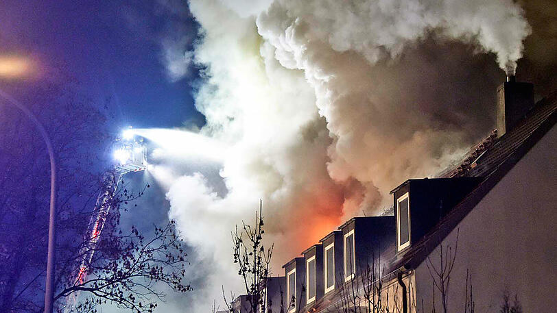 Ein Feuer auf einem Balkon setzte in Perlach einen ganzen Dachstuhl in Brand. Die Bilder von den Löscharbeiten.