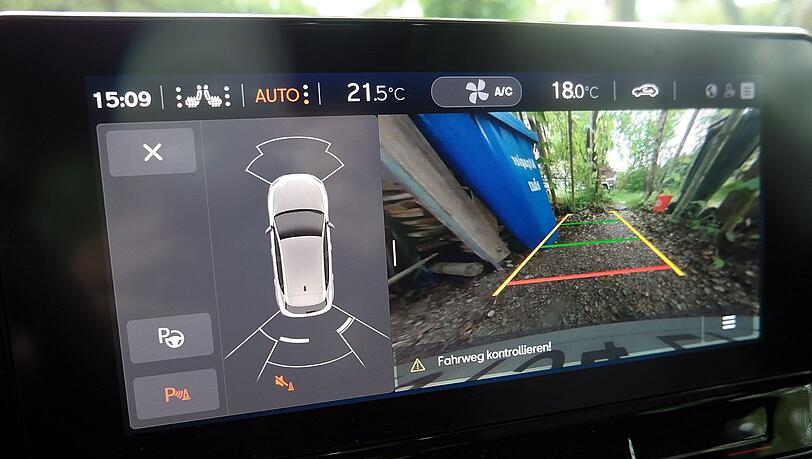 Die sehr empfehlenswerte Rückfahrkamera im Leon Xcellence steht mit 275 Euro in der Aufpreisliste. Die sehr empfehlenswerte Rückfahrkamera im Leon Xcellence steht mit 275 Euro in der Aufpreisliste.