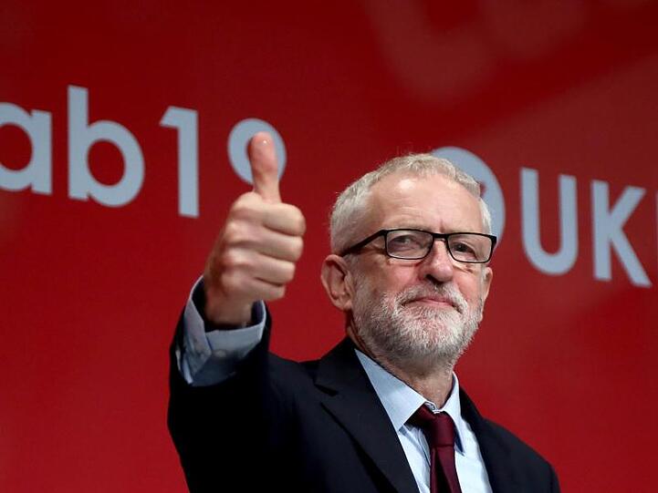 Der Labour-Vorsitzende Jeremy Corbyn reagiert auf dem Parteitag in Brighton mit einer eindeutigen Geste.