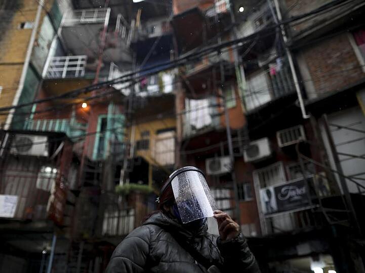 Eine Frau geht mit Gesichtsschutz durch Argentiniens Hauptstadt Buenos Aires.