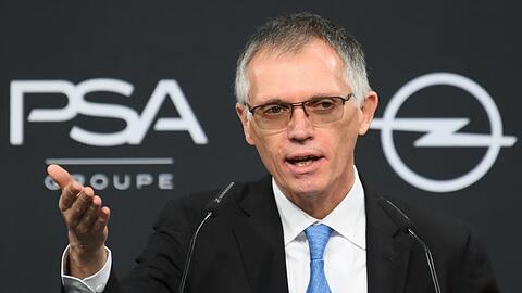 PSA-Konzernchef Carlos Tavares spricht während einer Pressekonferenz im Opel Design Center in Rüsselsheim (Hessen).