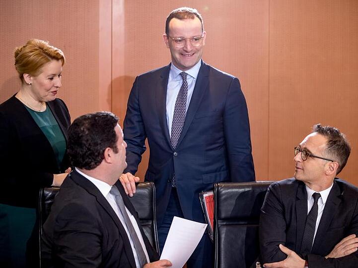 Die Minister warten auf den Beginn der Sitzung des Bundeskabinetts im Kanzleramt.