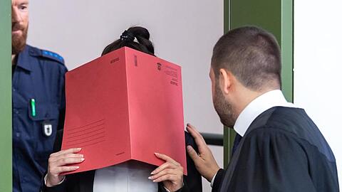 Die Angeklagte mit ihrem Anwalt.