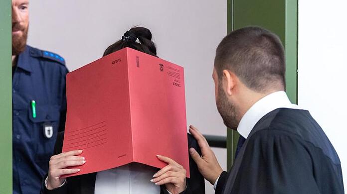 Die Angeklagte mit ihrem Anwalt.