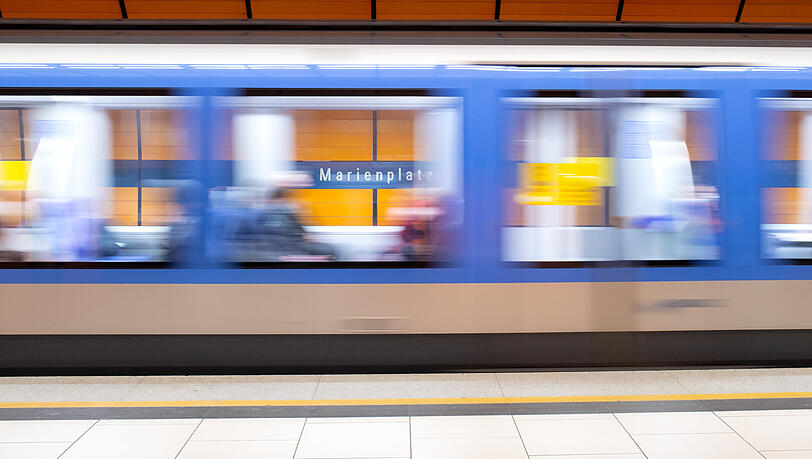 Ein alkoholisierter 23-Jähriger fällt am Marienplatz ins Gleisbett und verharrt dort 50 Minuten (Symbolbild).