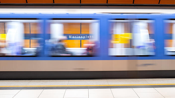 Ein alkoholisierter 23-Jähriger fällt am Marienplatz ins Gleisbett und verharrt dort 50 Minuten (Symbolbild).