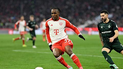 Bayerns Mathys Tel (l) und Bremens Anthony Jung kämpfen um den Ball.