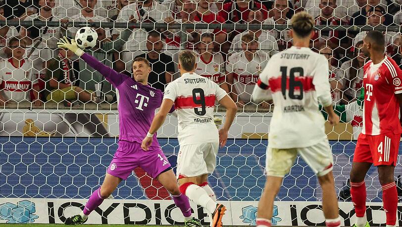 Weltklasse-Reflex: Bayern-Torhüter Manuel Neuer beim 2:1 im Supercup gegen den VfB Stuttgart.