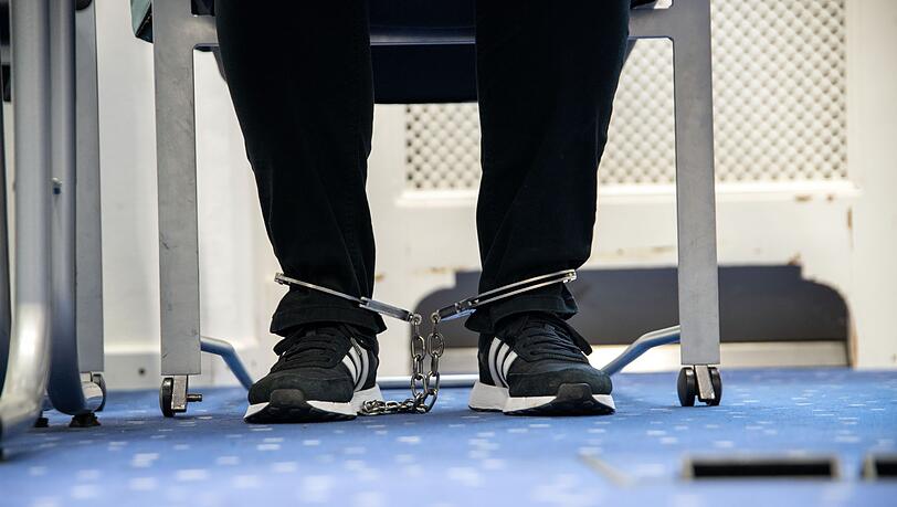 Die Angeklagte wurde zu Prozessbeginn mit Fu&szlig;fesseln in den Gerichtssaal gebracht. (Archivbild)