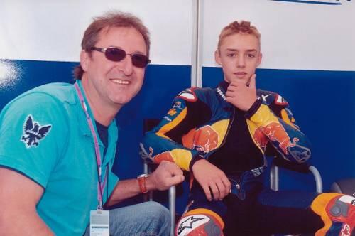 Wenn er nicht im Renn-Overall steckt, dann mäht er daheim den Rasen und putzt die Terrasse: Jonas Folger mit seinem Vater Jakob.