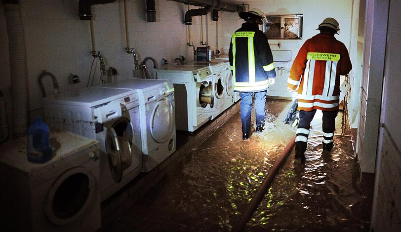Ein heftiges Unwetter hat am Mittwochabend zahlreiche Keller im Landkreis Schaumburg geflutet. In Rinteln war die Feuerwehr mit 250 Kräften im Einsatz.