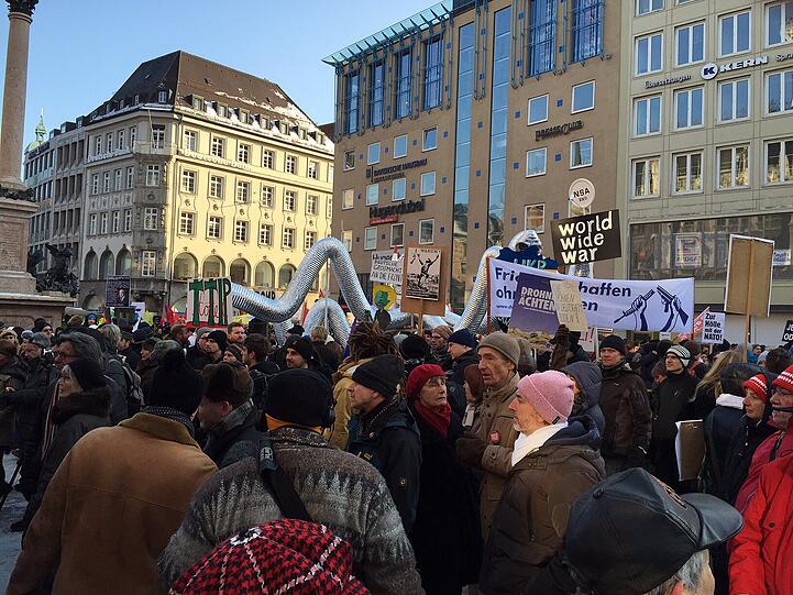 Unter dem Motto «Kein Frieden mit der NATO» demonstrierten am Samstag knapp 2000 Menschen gegen die Siko.