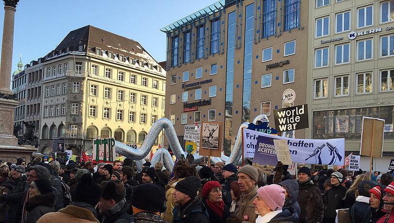 Unter dem Motto «Kein Frieden mit der NATO» demonstrierten am Samstag knapp 2000 Menschen gegen die Siko. Unter dem Motto «Kein Frieden mit der NATO» demonstrierten am Samstag knapp 2000 Menschen gegen die Siko.
