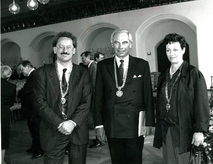 2. Mai 1990: Ude (l.) mit Kronawitter und Sabine Csampai (Grüne).