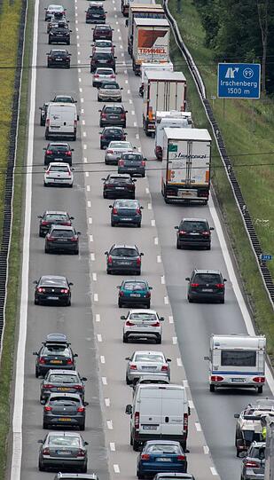 Schon am Freitagmittag kam es auf der A8 zu einem 20 Kilometer langen Stau.