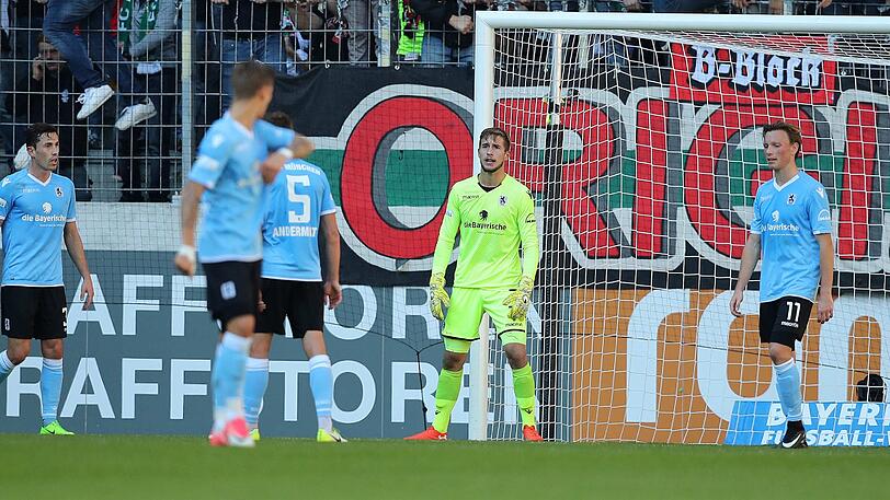 MARCO HILLER: NOTE 2 Musste vom Anpfiff weg das Tor vor den Augsburger Ultras hüten - und hielt dem Druck Stand. Verhinderte durch eine Top-Parade den Rückstand. Beim 0:1 chancenlos, beim 0:2 erst erneut glänzend, dann geschlagen.