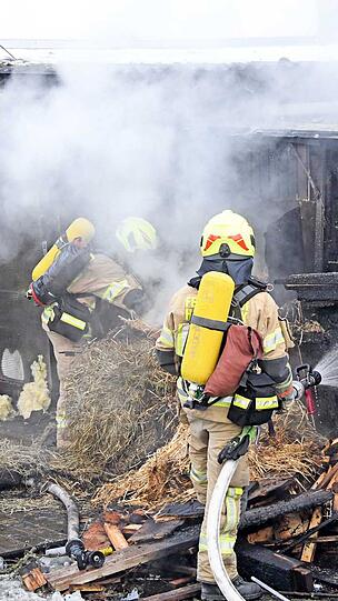 Die Feuerwehrler mussten mehrere Kubikmeter Stroh nach draußen tragen und löschen.