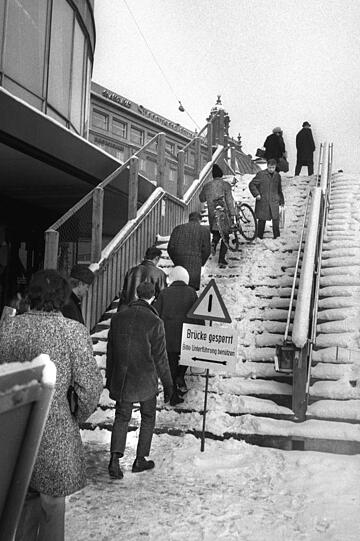 Wegen Schnee ist die Stachus-Brücke gesperrt. Eigentlich.
