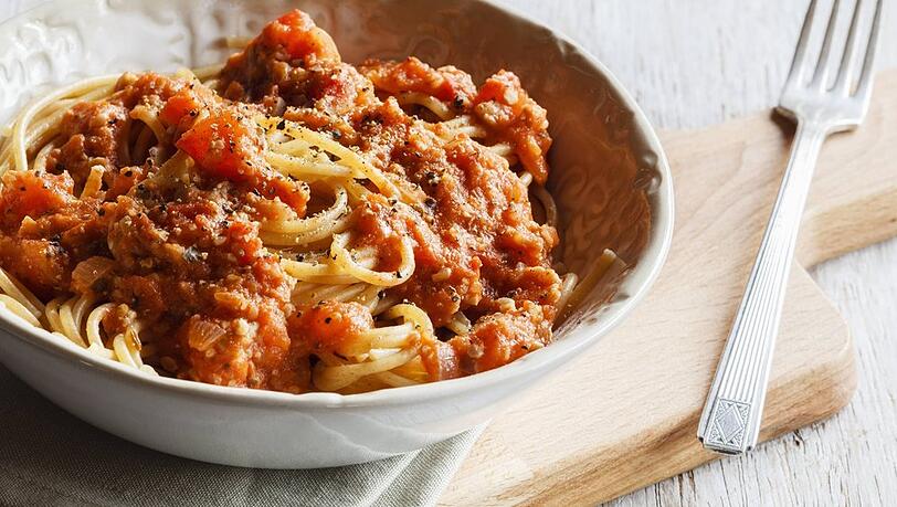 Spaghetti Bolognese ist wohl eines der beliebtesten Gerichte der schnellen Küche. Wer die Nudeln vom Vortag allerdings aufwärmt, spart Kalorien.