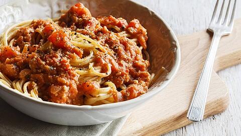 Spaghetti Bolognese ist wohl eines der beliebtesten Gerichte der schnellen Küche. Wer die Nudeln vom Vortag allerdings aufwärmt, spart Kalorien.