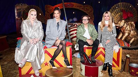Willkommen in der "GNTM"-Manege (v.l.): Hailey Hasselhoff, Alessandra Ambrosio, Christian Schuller und heidi Klum.