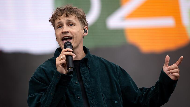 Der 40-jährige Sänger und Songwriter Tim Bendzko wurde 2011 mit "Nur mal kurz die Welt retten" bekannt. In seinem aktuellen Song verarbeitet er die Trennung von seiner Frau. Der 40-jährige Sänger und Songwriter Tim Bendzko wurde 2011 mit "Nur mal kurz die Welt retten" bekannt. In seinem aktuellen Song verarbeitet er die Trennung von seiner Frau.