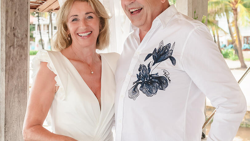 Kurz nach der Trauung am 12. Dezember 2025 in Belize: Michaela Gerg und Achim Winter l&auml;cheln vor Gl&uuml;ck.