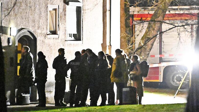 Beamte der Mordkommission am Tatort.