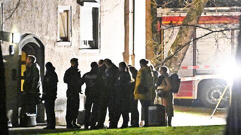 Beamte der Mordkommission am Tatort.