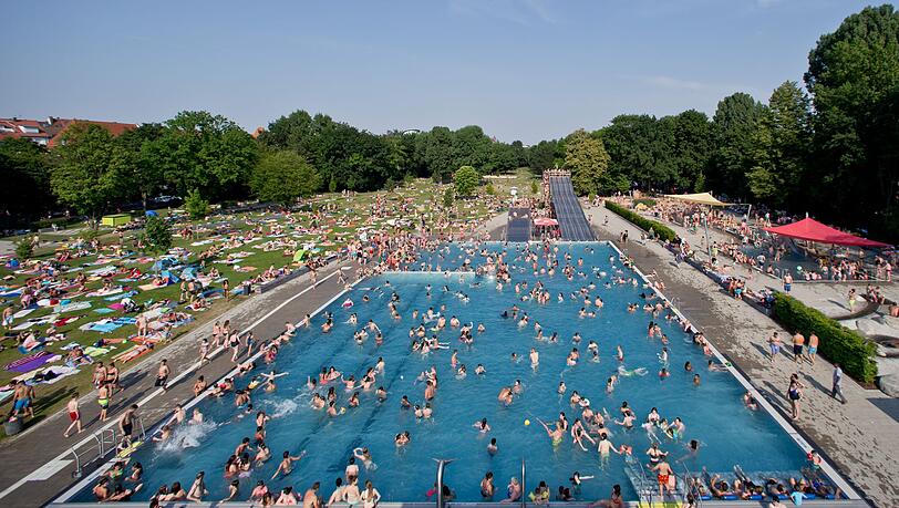 An hei&szlig;en Sommertagen tummeln sich teilweise bis zu 10.000 G&auml;ste im N&uuml;rnberger Westbad. (Archivbild)
