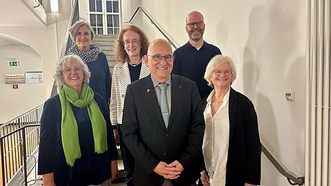 Im Pasinger Rathaus: Der wiedergew&auml;hlte BA-Chef Frieder Vogelsgesang (CSU), links die Stellvertreterinnen Ingrid Standl (Gr&uuml;ne) und Franziska Messerschmidt (SPD). Dahinter (v.l.) Sandra Zerbin, Maria Osterhuber-V&ouml;lkl und Daniel Kuhagen.