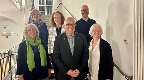 Im Pasinger Rathaus: Der wiedergew&auml;hlte BA-Chef Frieder Vogelsgesang (CSU), links die Stellvertreterinnen Ingrid Standl (Gr&uuml;ne) und Franziska Messerschmidt (SPD). Dahinter (v.l.) Sandra Zerbin, Maria Osterhuber-V&ouml;lkl und Daniel Kuhagen.