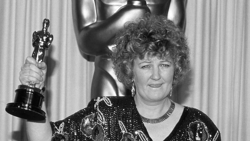 Brenda Fricker mit ihrem Goldjungen im Jahr 1990. Brenda Fricker mit ihrem Goldjungen im Jahr 1990.