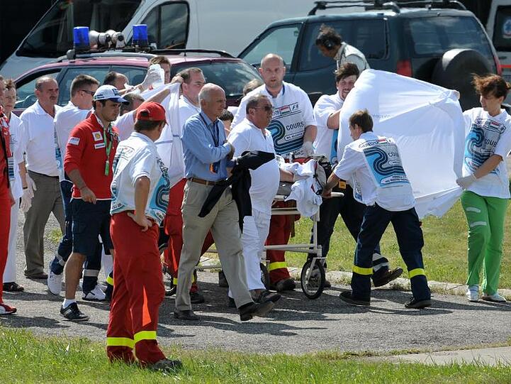Felipe Massa wird ins Krankenhaus gebracht