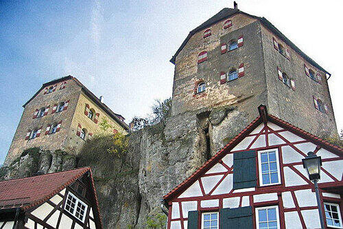 [BU]Auf einem Kalksteinfelsen thront die rund 900 Jahre alte Adelsburg im idylischen Städtchen Hiltpoltstein.
