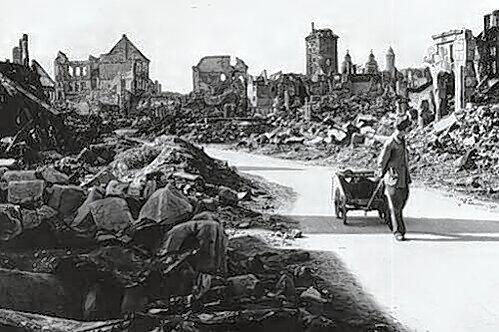 Nürnberg im Jahre 1945. Hier der Blick zum Laufer Schlagturm.