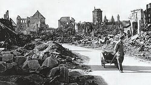 Nürnberg im Jahre 1945. Hier der Blick zum Laufer Schlagturm. Nürnberg im Jahre 1945. Hier der Blick zum Laufer Schlagturm.