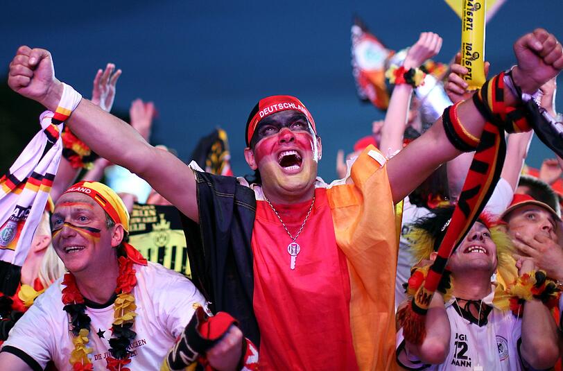 Partystimmung beim Public Viewing! Die deutschen Fans feiern auf den Fanmeilen mit ihren Stars aus Jogis Elf - hier gibts die besten Bilder vom Rekordsieg!