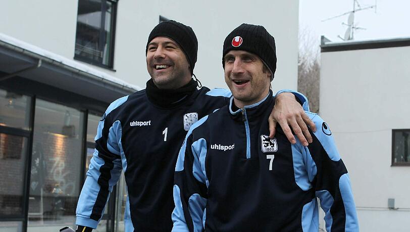 Da freuen sich Gabor Kiraly und Daniel Bierofka. Da freuen sich Gabor Kiraly und Daniel Bierofka.