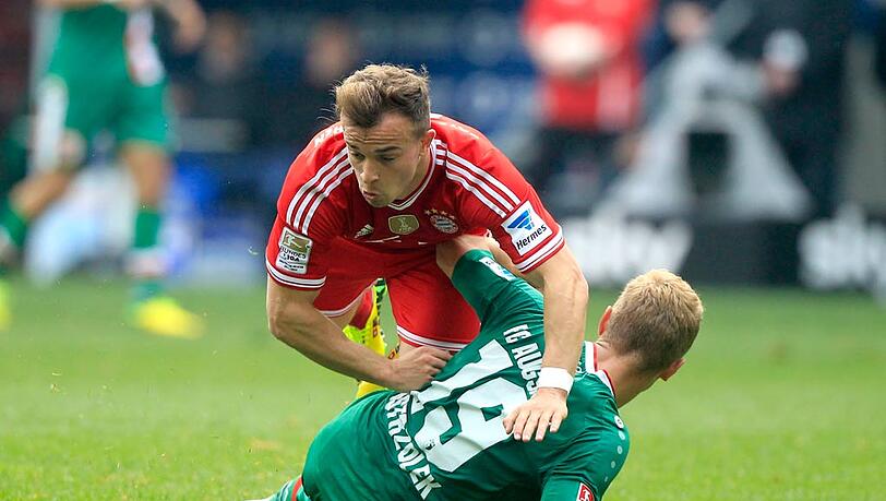 Bayerns Xherdan Shaqiri fliegt über FCA-Spieler Ostrzolek. Der Schweizer konnte nach der Pause nicht weiterspielen. Bayerns Xherdan Shaqiri fliegt über FCA-Spieler Ostrzolek. Der Schweizer konnte nach der Pause nicht weiterspielen.