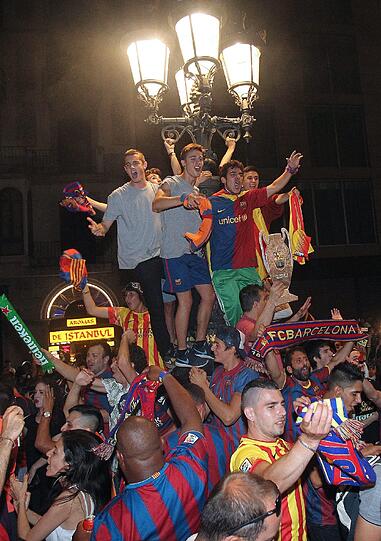 Ausgelassen feiert der FC Barcelona feiert seinen 3:1-Sieg über Juventus Turin in Champions-League. Die Bilder der Fußball-Party.