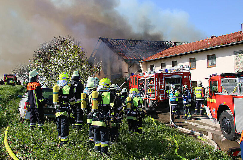 Großeinsatz der Feuerwehr am Donnerstagnachmittag: In Lafering brannte ein großes Stallgebäude komplett aus, der Sachschaden ist enorm. Die Bilder.