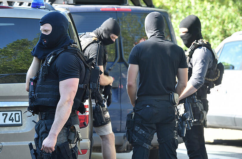 Einsatzkräfte der Polizei stehen in Viernheim (Hessen) vor dem Kino, in dem sich ein bewaffneter Mann verschanzt hatte. Die Bilder vom Einsatz.
